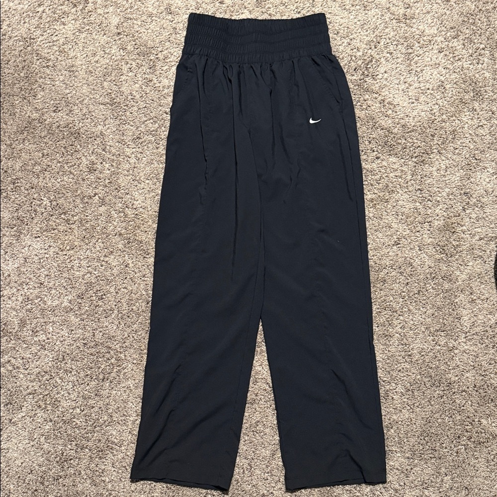 Women’s Nike Black Relaxed Fit wind pants high waist band. SZ M